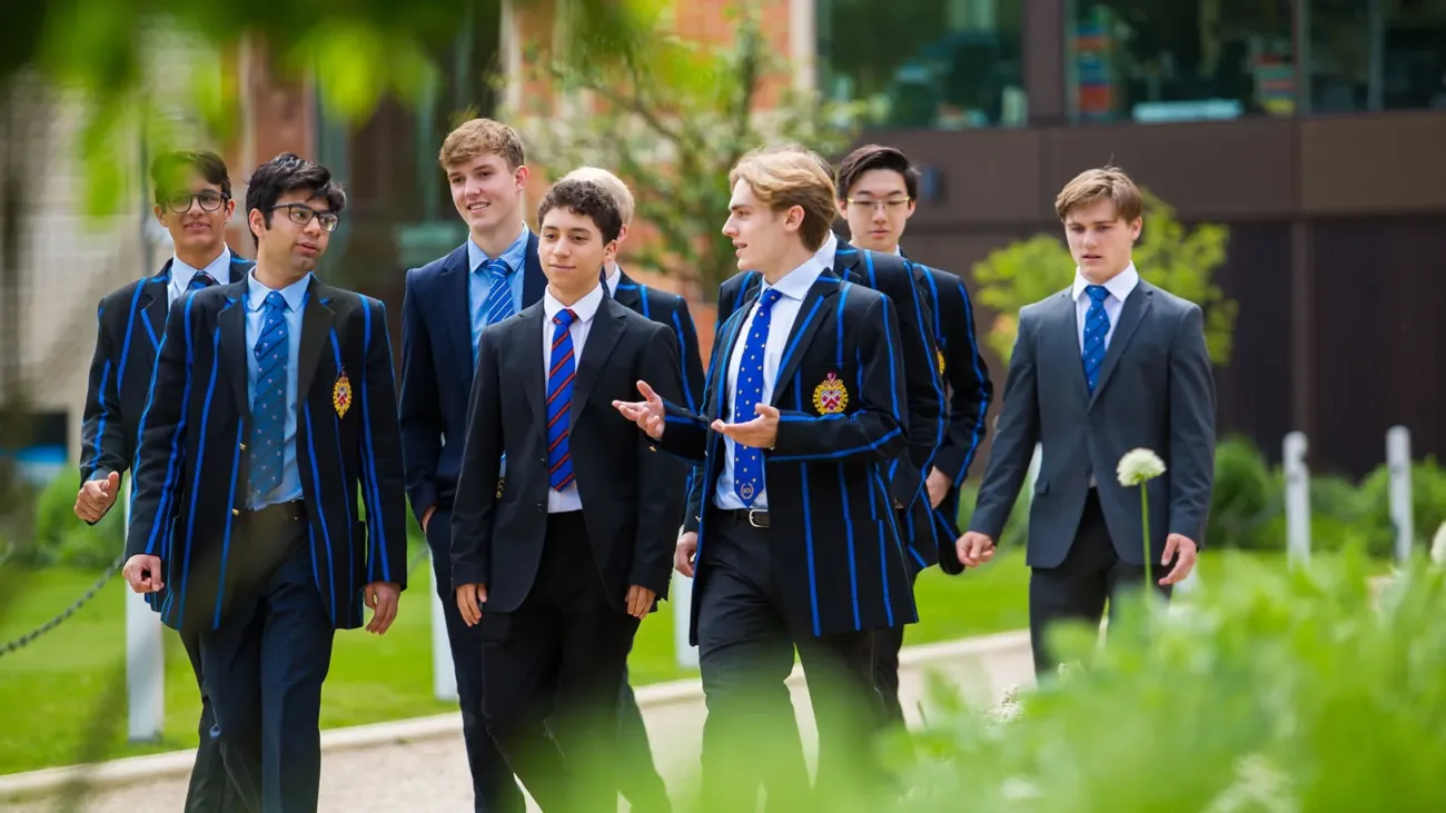 Dulwich_College_Students_Uniform