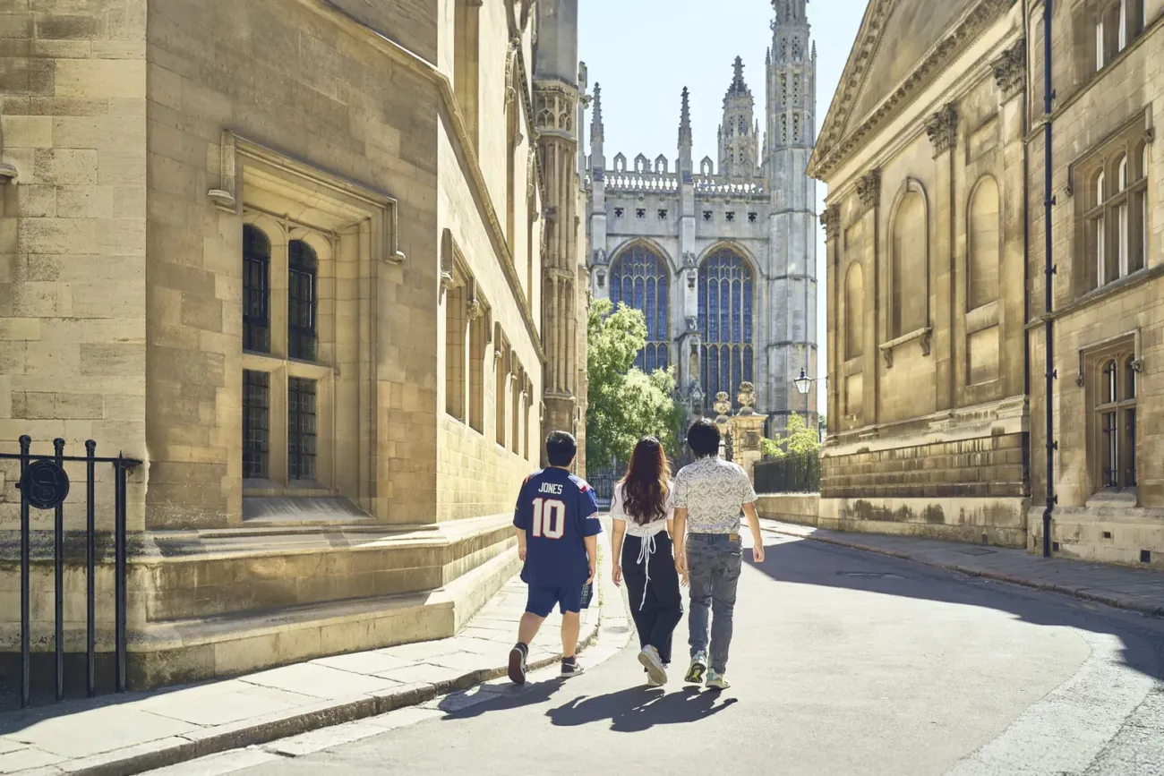 Students walking towards King's College Chapel