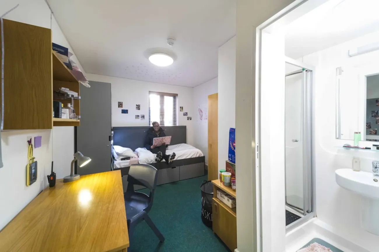 Student in furnished en-suite bedroom